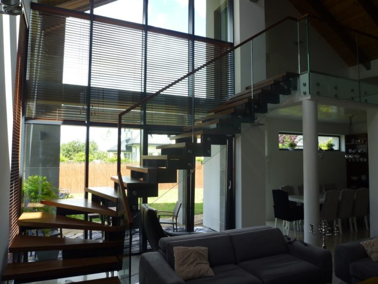 Balustrady malowane proszkowo jako synteza ochrony antykorozyjnej i plastyki barw