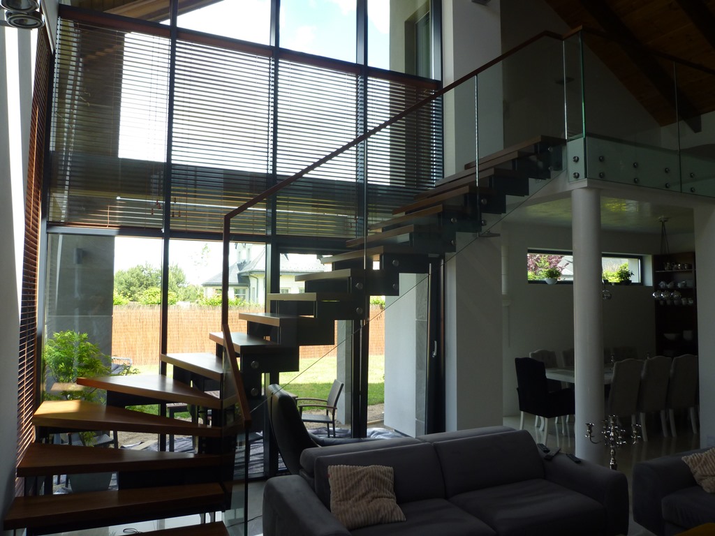 Balustrady malowane proszkowo jako synteza ochrony antykorozyjnej i plastyki barw